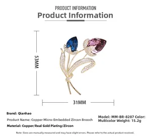 Détail de la broche fleur en zircon indiquant les dimensions 53mm x 31mm et le poids exact