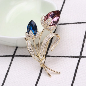 Détail de la broche tulipe avec cristaux bleus et roses et zircons blancs sertis