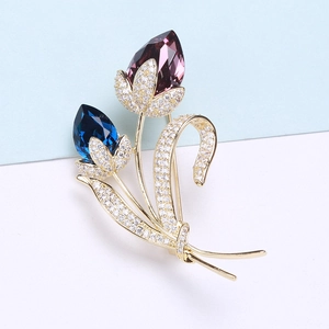 Détail de la broche tulipe double avec pierres violettes, bleues et zircons incrustés