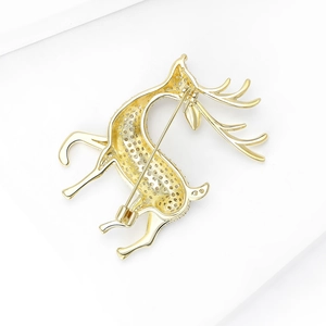 Vue arrière d'une broche renne de Noël dorée avec épingle de sûreté et motif de maille creuse