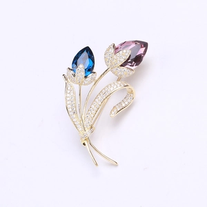 Détail de la broche tulipe dorée avec cristaux bleu et violet et zircons sertis