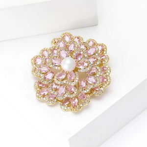 Detail der Blumenbrosche mit rosa Edelsteinen, Perle und Zirkonia-besetzten Blüten