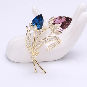 Détail d'une broche tulipe de luxe avec cristaux roses et bleus et strass incrustés