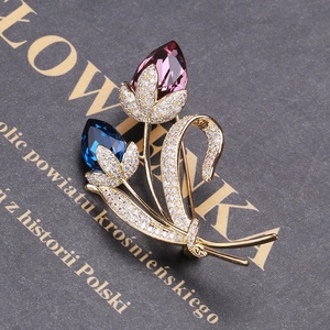 Détail de la broche fleur avec pierres poires violettes et bleues et oxydes de zirconium