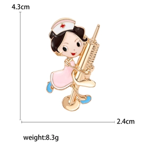 Broche infirmière dessin animé en alliage avec uniforme rose et seringue dorée, 4.3cm