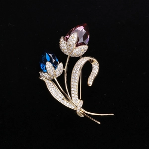 Détail de la broche tulipe avec cristaux bleus et violets et zircons étincelants