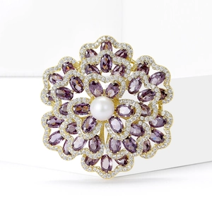Detailaufnahme der Luxus-Blumenbrosche mit Perle und lila Edelsteinen
