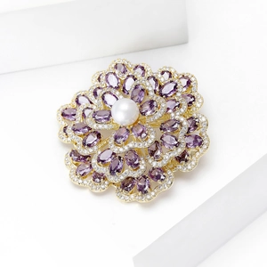 Detail der Blumenbrosche mit lila Edelsteinen, kleinen Diamanten und einer Perle