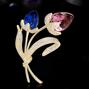 Élégante broche fleur de tulipe dorée avec cristaux bleus et roses et zircons