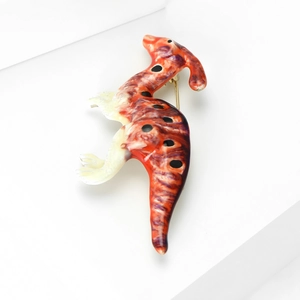 Λεπτομερής κοντινή λήψη καρφίτσας Parasaurolophus με πορτοκαλί και μωβ υφές σμάλτου
