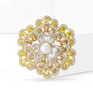 Detailansicht der eleganten Perlen-Begonien-Brosche mit buntem Zirkonia-Besatz