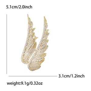 Elegante spilla a forma di ala dorata con zirconi e trama piumata dettagliata