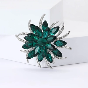 Détails de la broche fleur en cristal vert foncé avec feuilles argentées en strass