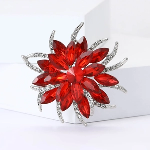 Broche fleur en cristal rouge élégante avec courbes argentées et strass scintillants