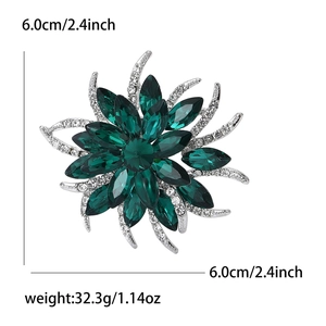 Détails d'une broche fleur de luxe en cristal 6,0 cm avec des pierres vertes
