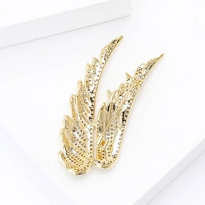 Elegante spilla ad ali d'angelo placcata in oro con scintillanti cristalli di zirconia