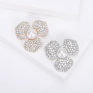 Élégante Broche Fleur en Alliage avec Strass et Künstliche Perle pour Femme Mode Broche Florale à Trois Pétales Bijoux de Vêtements Cadeau