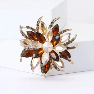 Détail de la broche fleur avec cristaux marquise marrons et base en métal doré