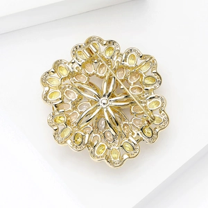 Eleganter goldener Perlen-Hautabblüten-Anstecknadel mit Zirkonia auf weißem Steinsockel