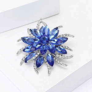 Broche fleur soleil élégante avec cristaux bleu foncé et accents de pavé en argent