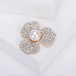 Broche fleur à trois pétales avec perle blanche et strass sur base en alliage doré