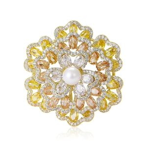 Eleganter Begonienblüten-Perlen-Brosche mit gelben Zirkonia-Blütenblättern
