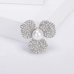 Élégante broche fleur à trois pétales argentée avec cristaux et une perle blanche centrale