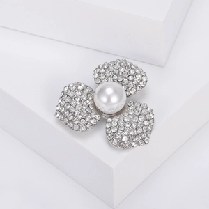 Élégante broche fleur à trois pétales argentée avec strass brillants et perle blanche