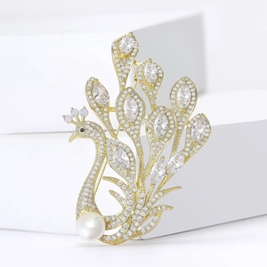 Luxury Gold Plated Copper Peacock Brooch Pin For Women Inlaid With Shimmering Zirconia And Elegant Faux Artificial Pearl Jewelry Gift