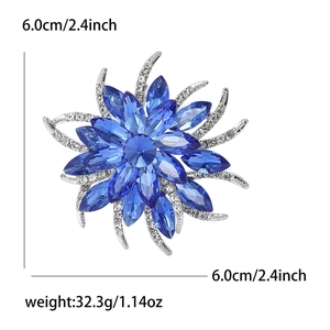 Broche fleur en cristal argenté avec strass bleus marquises et design étoilé luxueux
