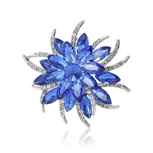 Broche fleur luxueuse avec cristaux bleu foncé et accents argentés scintillants