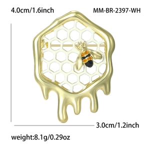 Broche minimaliste alvéole d'abeille dorée avec goutte de miel et détails de mesure