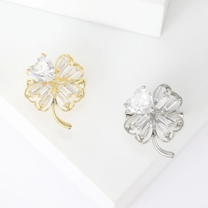 Elegante Spilla a Quadrifoglio in Rame per Donna Lusso Zirconia Cuore Fibbia Anti-Esposizione Accessorio per Abbigliamento