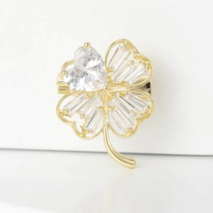 Elegante spilla a quadrifoglio dorata con zirconi trasparenti a cuore e rettangolari