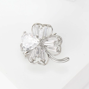 Macro di spilla a quadrifoglio in argento con zirconi a cuore e taglio a baguette