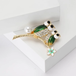 Emaille-Eulen-Brosche mit Strasssteinen und weißer Perle auf goldenem Zweig