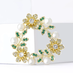 Broche couronne florale élégante avec zircon brillant, perles blanches et plaqué or pour femme