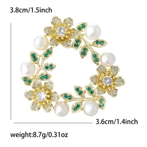 Broche couronne élégante avec zircons verts et perles sur base en métal doré