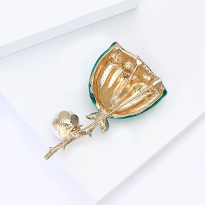 Makroansicht der goldenen Lotus-Brosche mit grüner Emaille und einer Perle