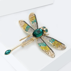 Squisita spilla a libellula dorata con cristallo verde scuro e ali in smalto colorato