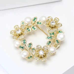 Broche couronne florale élégante avec zircons, feuilles vertes et perles blanches