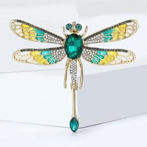 Elegante spilla a libellula dorata con gemma verde e ali brillanti con cristalli