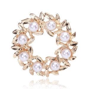 Elegante broche de corona de perlas doradas con ocho perlas blancas y diseño de hojas