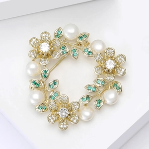 Broche couronne dorée avec oxydes de zirconium, perles blanches et pierres vertes