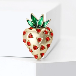 Broche fraise mignonne avec strass rouges et émail vert sur une base en métal doré