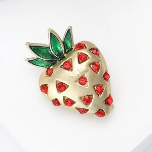 Broche fraise mignonne avec strass rouges et émail vert sur finition métal doré