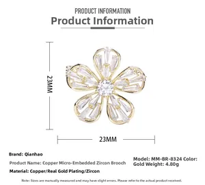 Détail de la broche fleur dorée en zircone montrant les dimensions de taille 23x23mm