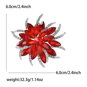 Broche fleur en cristal rouge élégante avec base en alliage d'argent et zircone
