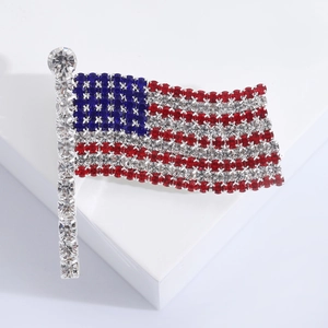 Detail der USA-Flaggenbrosche mit Kristallen und welliger Textur auf weißem Stand
