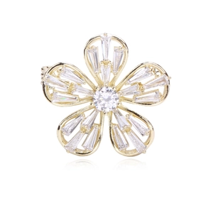 Vue détaillée d'une broche fleur à cinq pétales en zircon avec base dorée et pierres blanches
